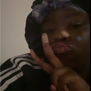 Meet your Posher, 𝐄𝐦𝐚𝐧𝐢